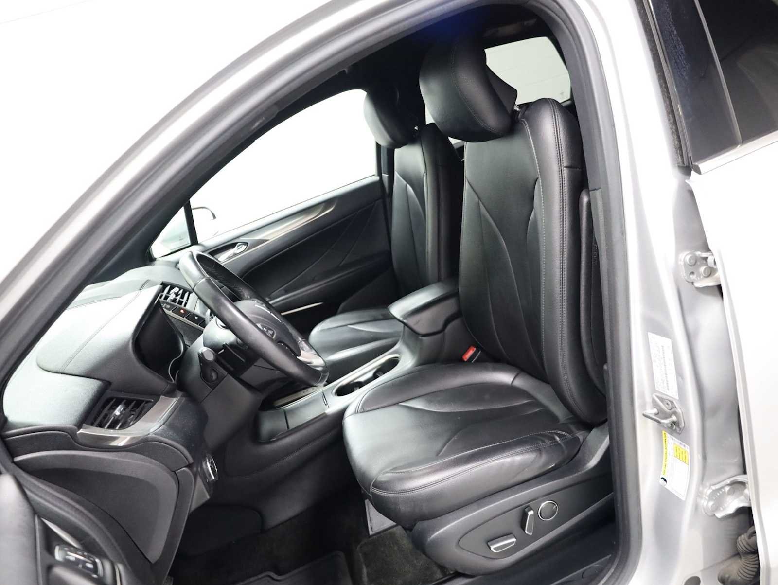 Used 2016 Ingot Silver Metallic Lincoln Premier image 5