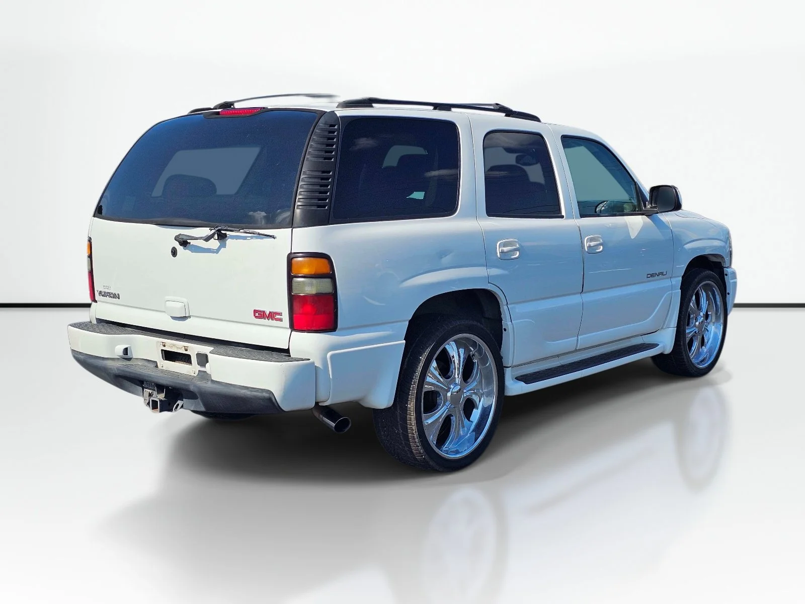 Used 2005 Summit White GMC Denali image 10