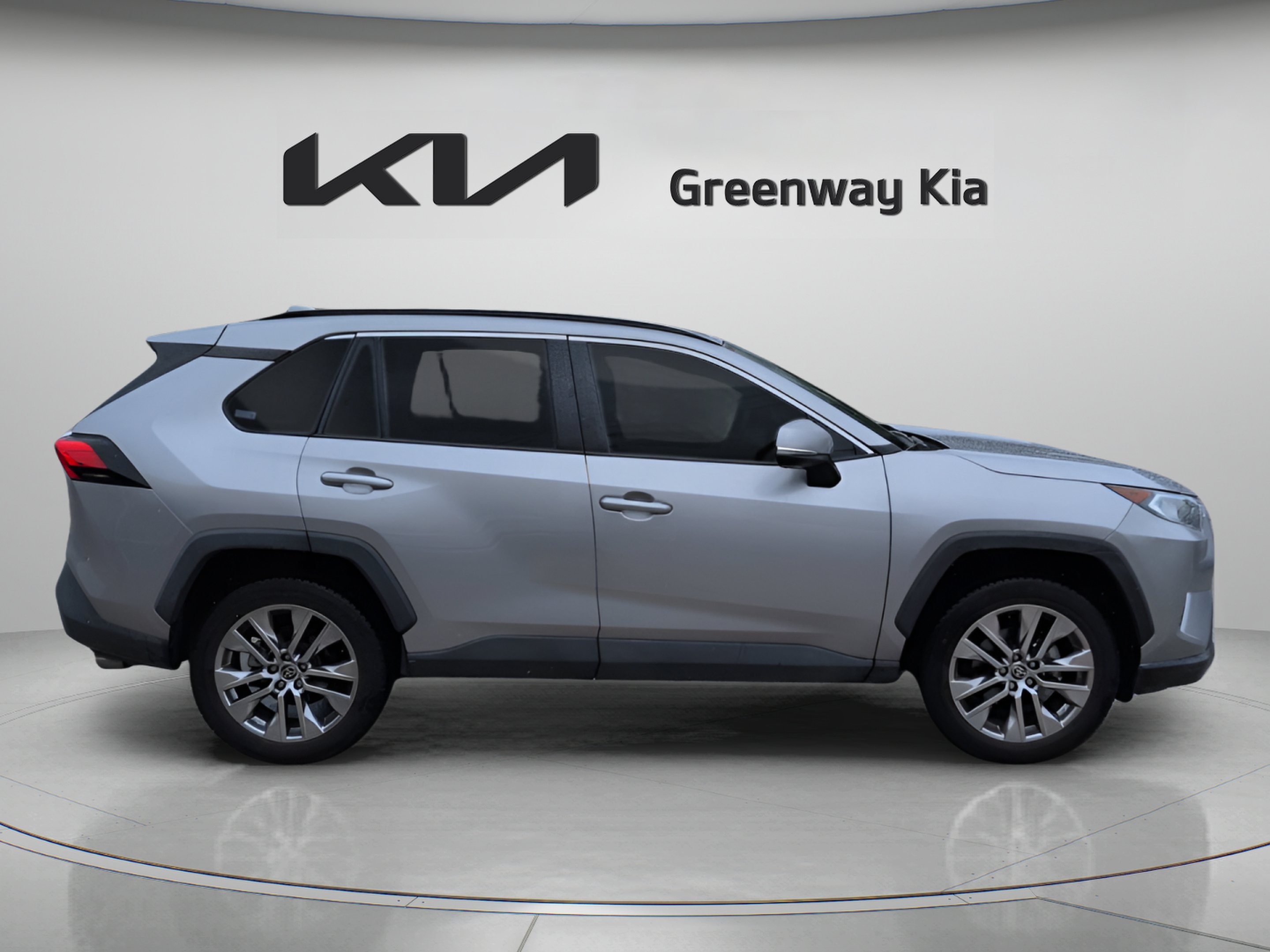 Used 2021 Silver Sky Metallic Toyota XLE Premium image 9