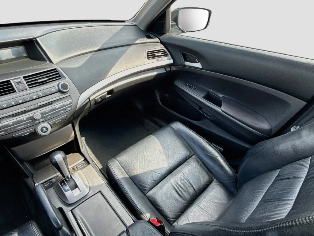 Used 2011 Crystal Black Pearl Honda SE image 34