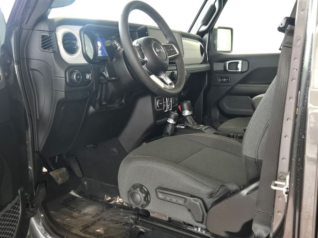 2025 Jeep Wrangler 4-Door Sahara - Photo 14