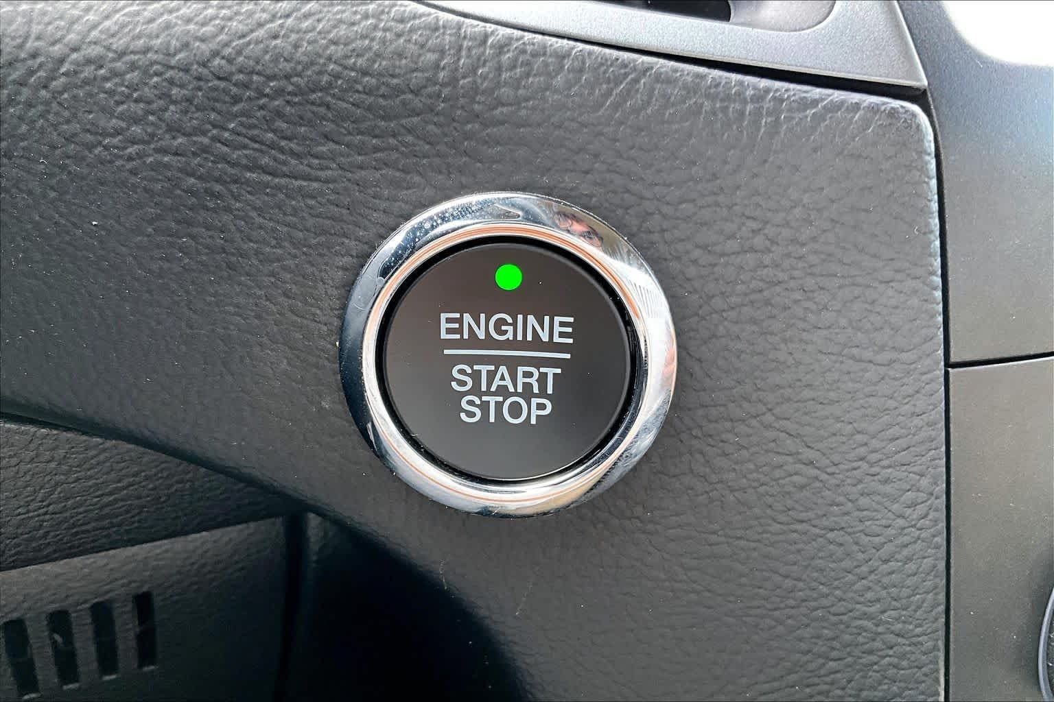 Used 2020 Agate Black Ford SE image 32
