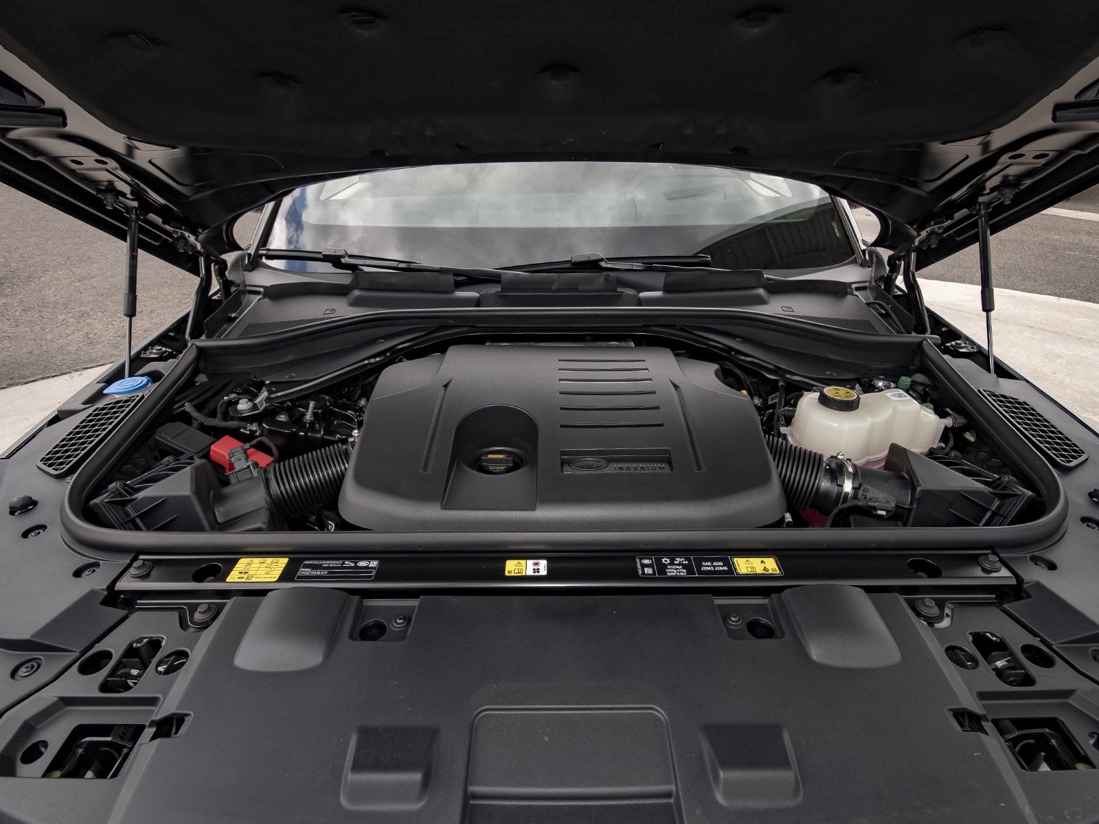 New 2026 Santorini Black Land Rover Dynamic SE image 50