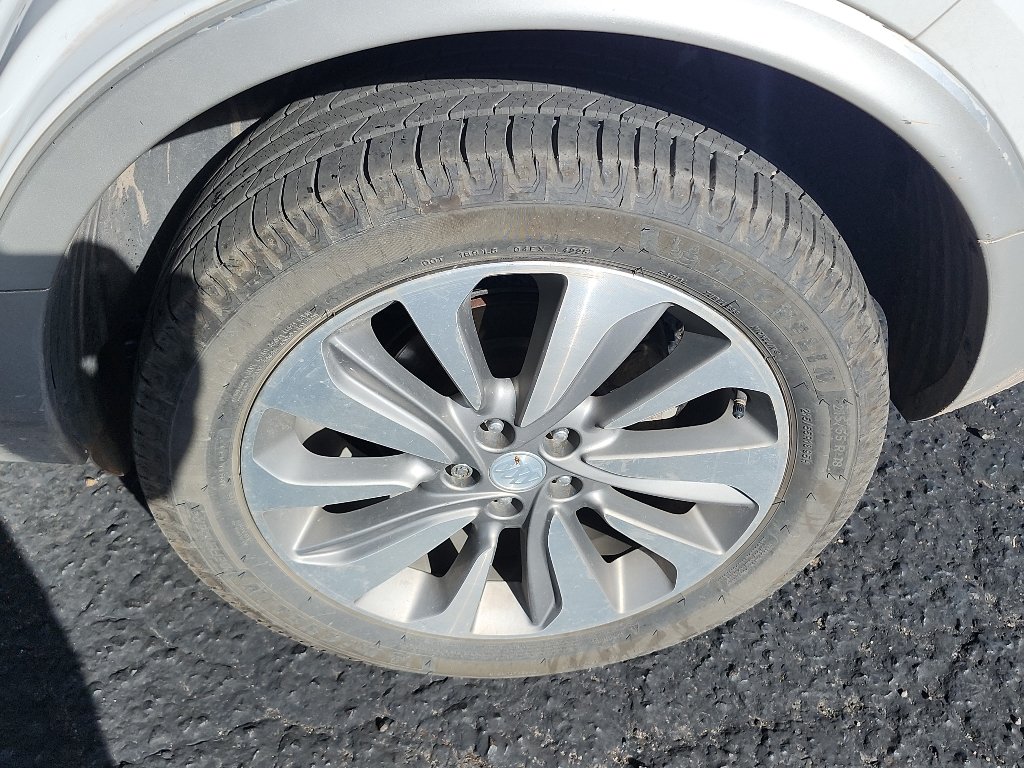Used 2019 White Frost Tricoat Buick Preferred image 9