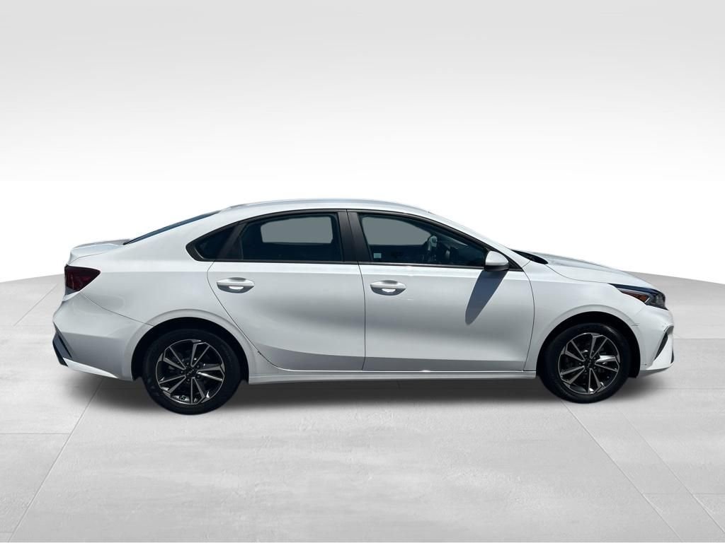 Used 2023 White Kia LXS image 8