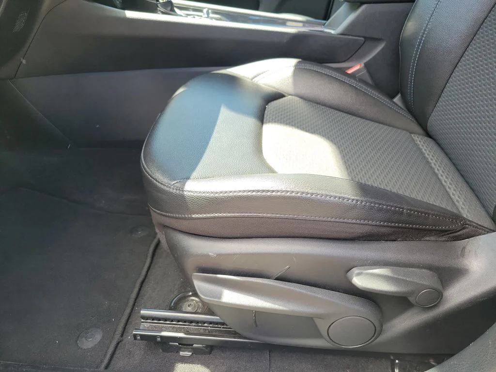 Used 2024 Silver Jeep Latitude image 18