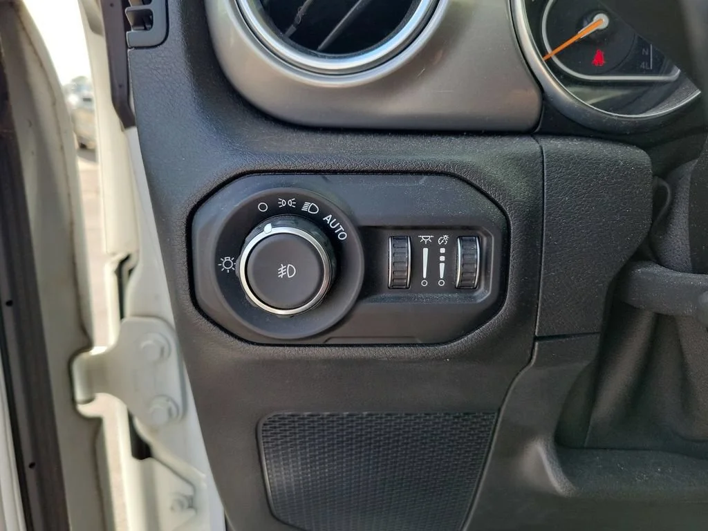 Used 2021 White Jeep Sahara 4x4 image 17