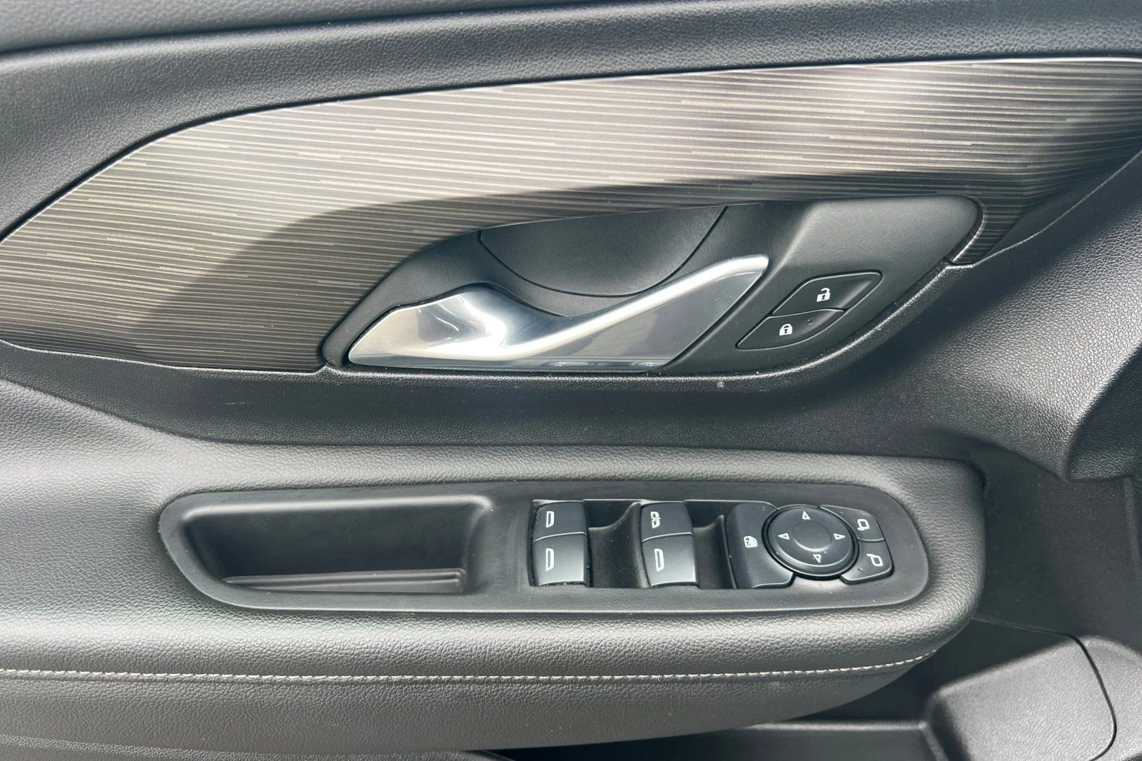 Used 2024 White GMC SLE image 8
