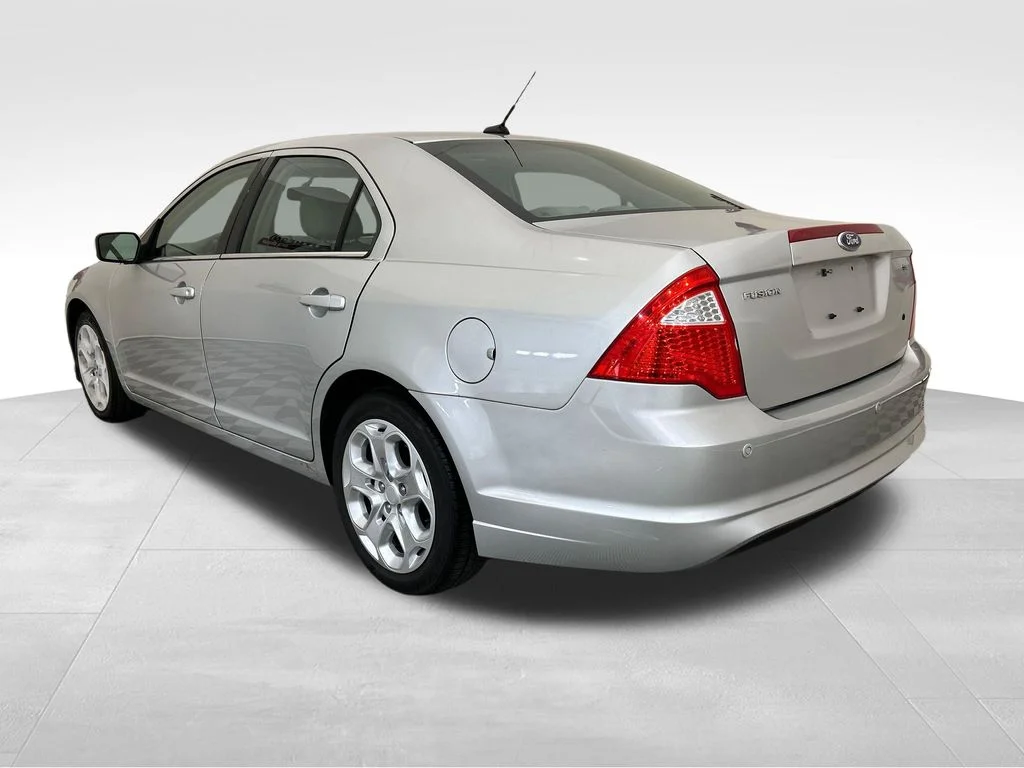 Used 2010 Silver Ford SE image 3