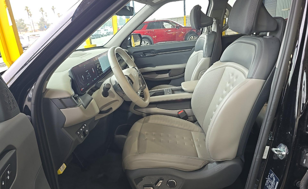 Certified Used 2024 Black Kia Wind image 5