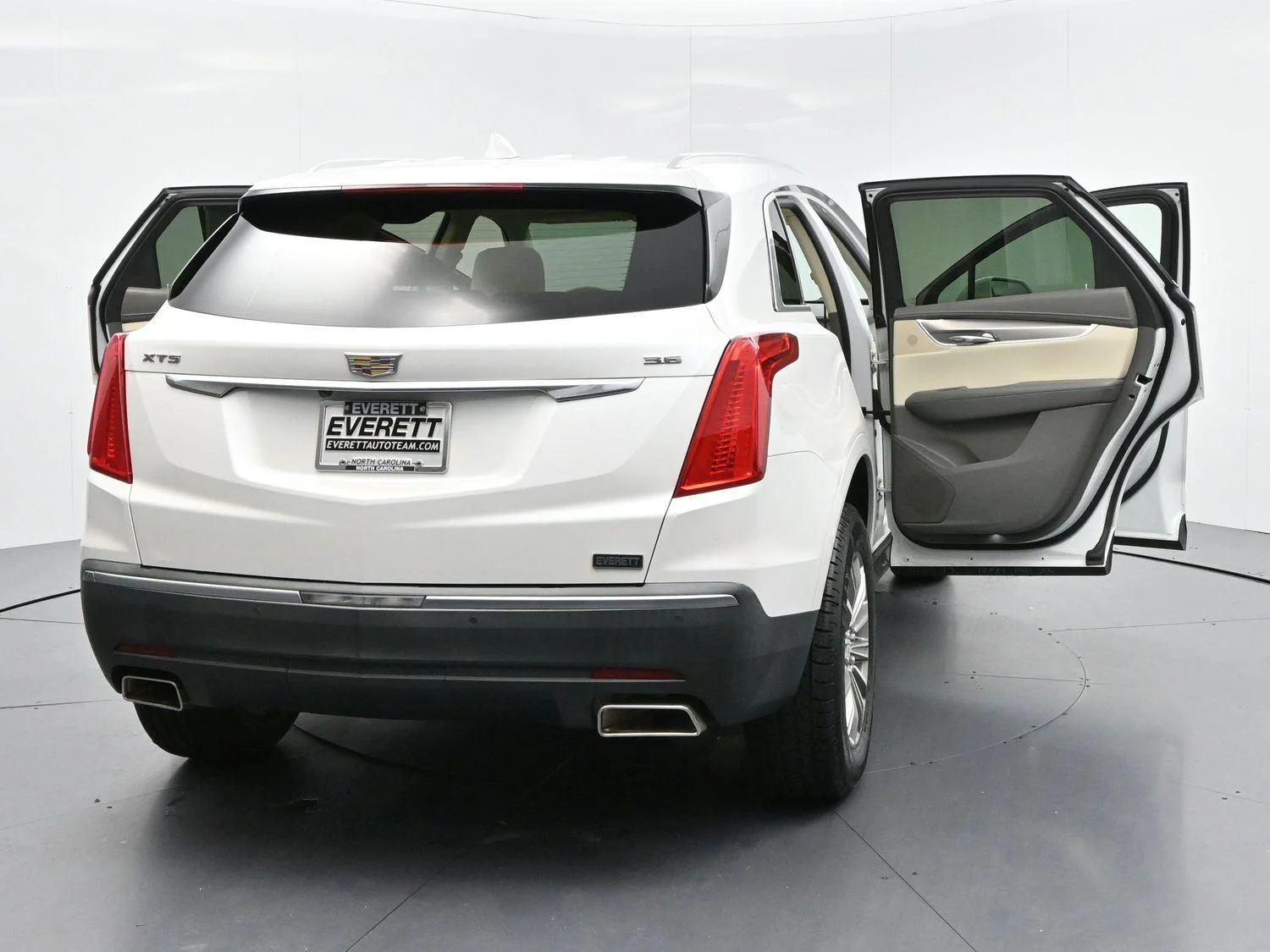 Used 2017 CRYSTAL WHITE TRICOAT Cadillac Luxury FWD image 40
