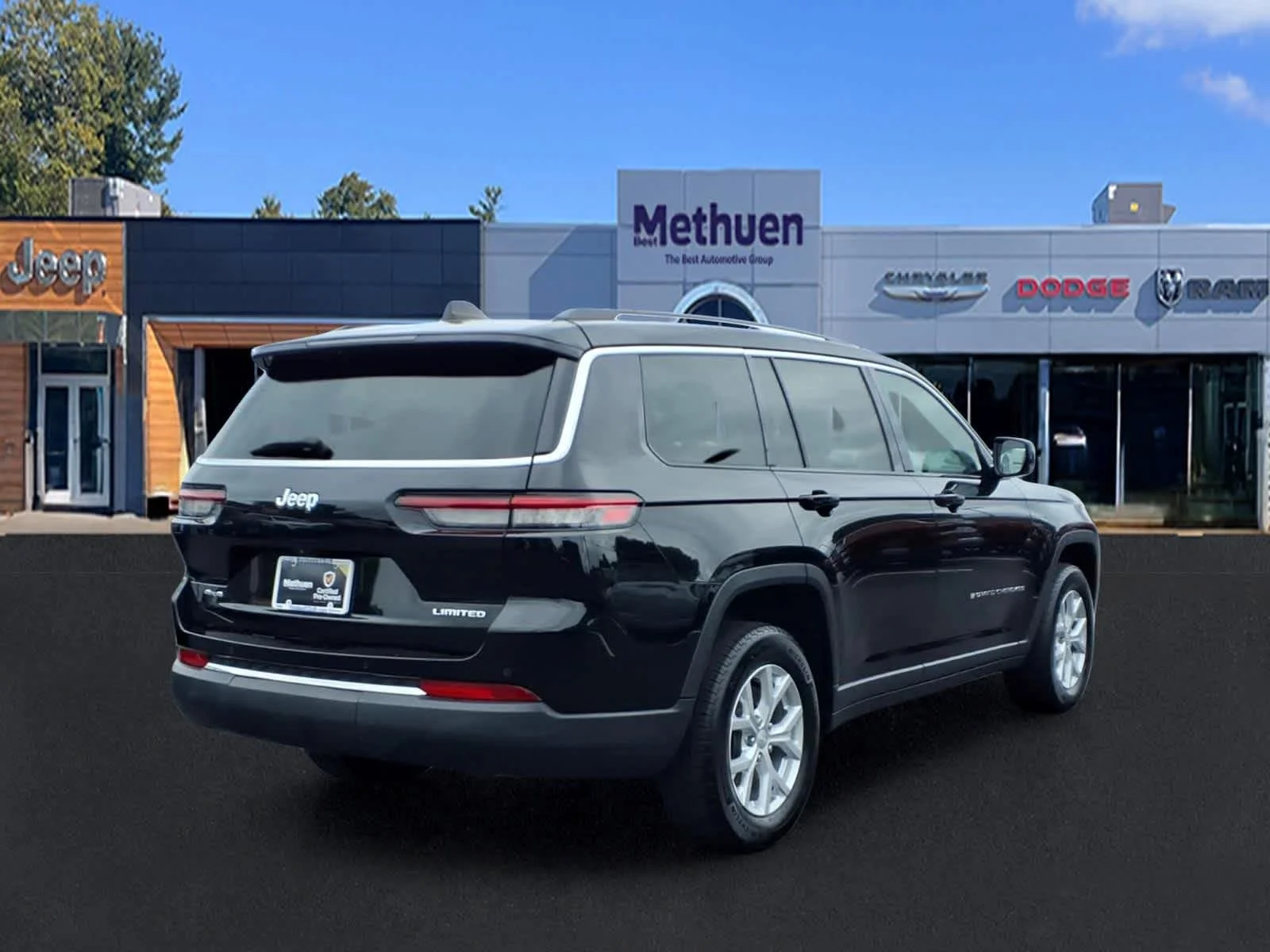 Used 2023 Diamond Black Crystal Pearlcoat Jeep Limited image 3