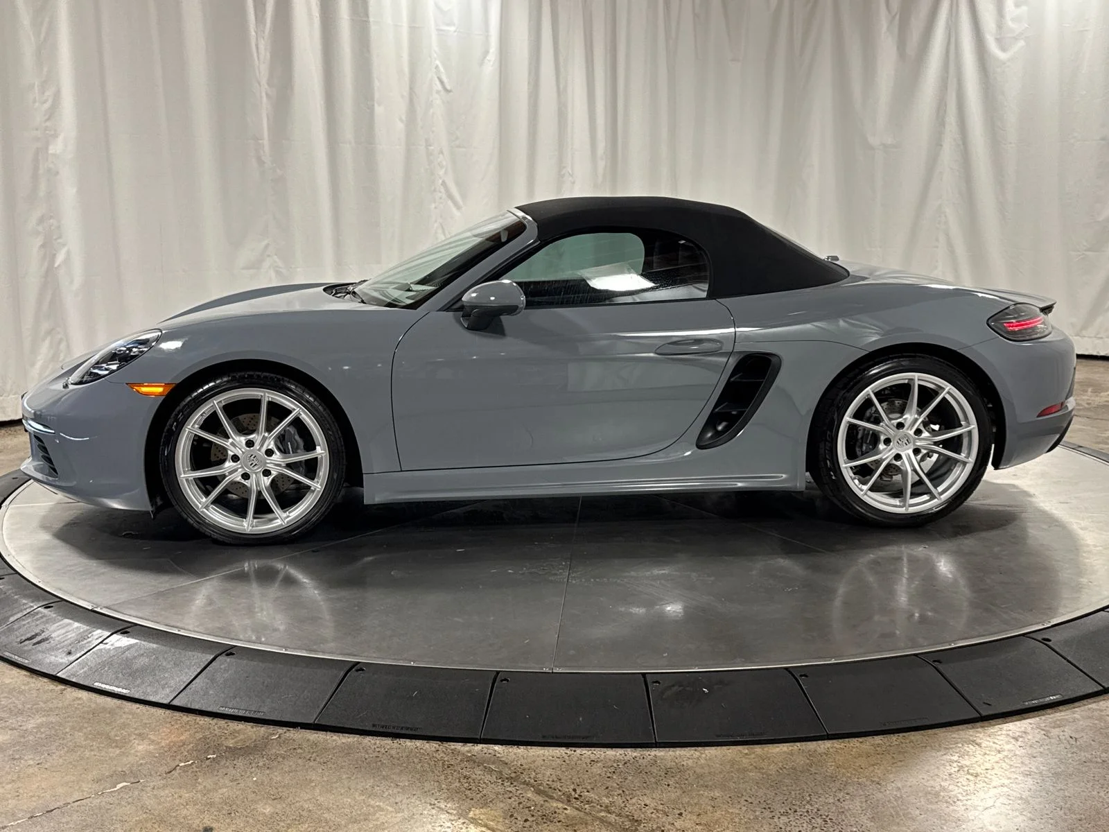 Used 2025  Porsche Base image 7