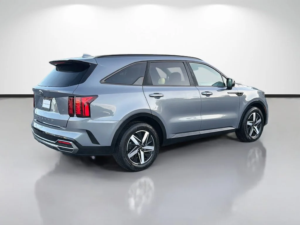 Used 2021 Silver Kia S image 3