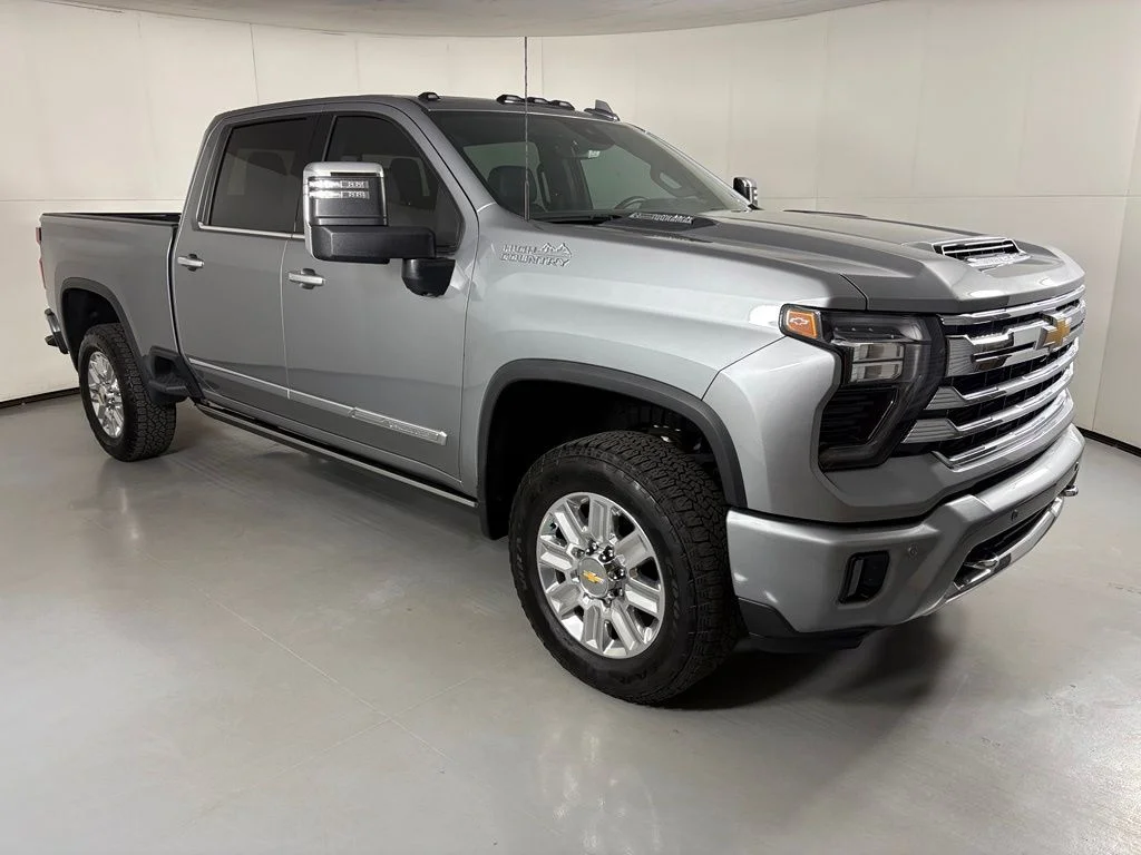 Used 2025 Gray Chevrolet High Country image 2