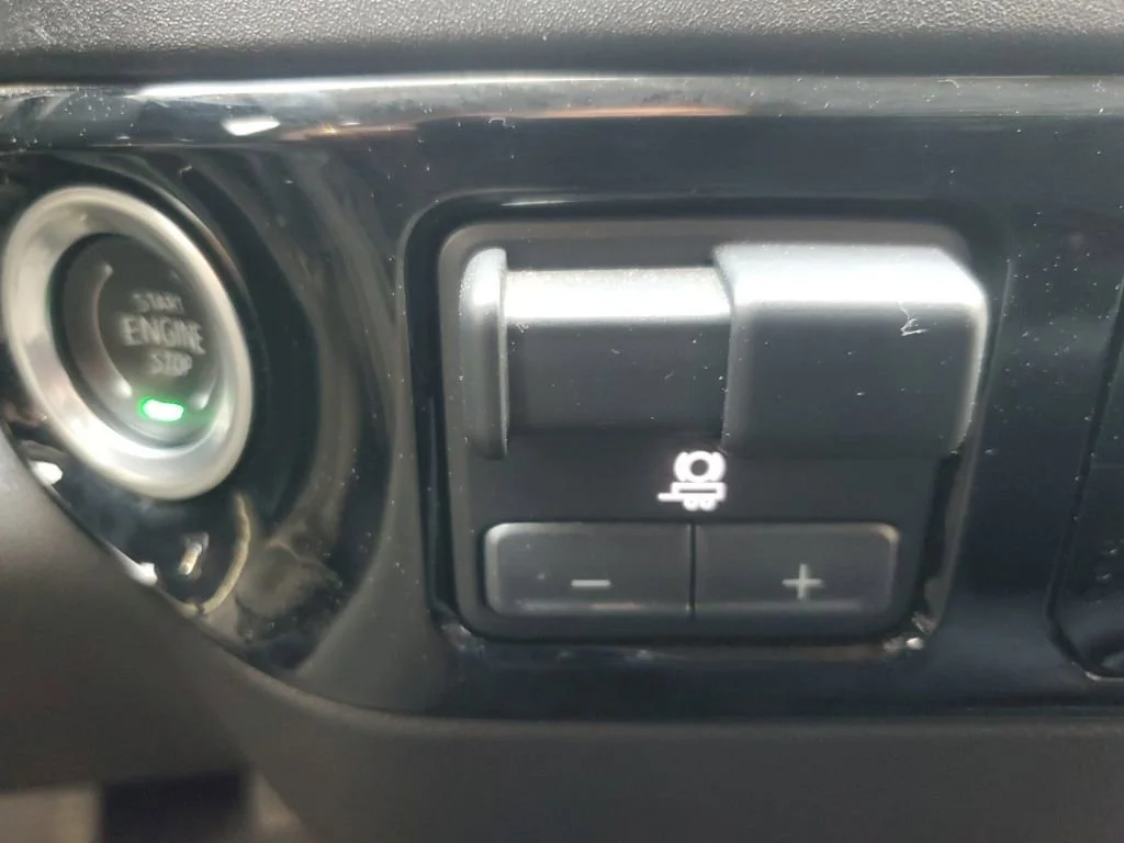 Used 2025 Summit White GMC SLT image 27