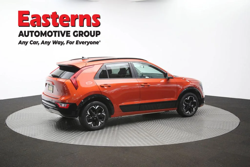 Used 2023 Red Kia Wind image 41