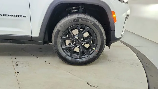 New 2026 Bright White Clear-Coat Exterior Paint Jeep Altitude image 15