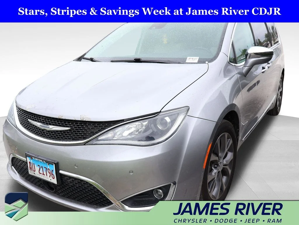 2017 Chrysler Pacifica Limited's photo