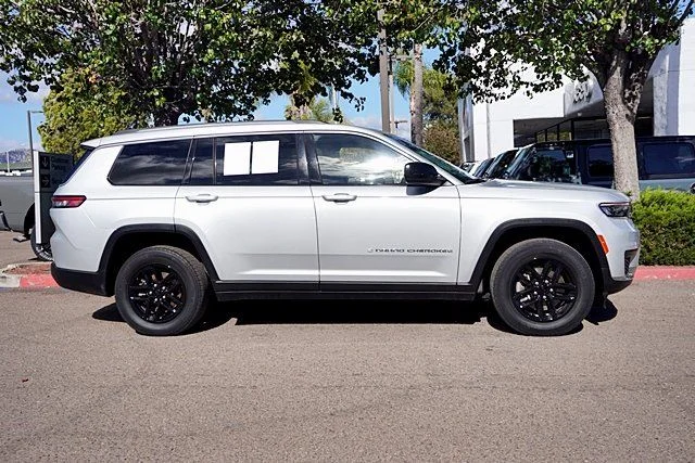 Used 2023 Silver Jeep Laredo image 6