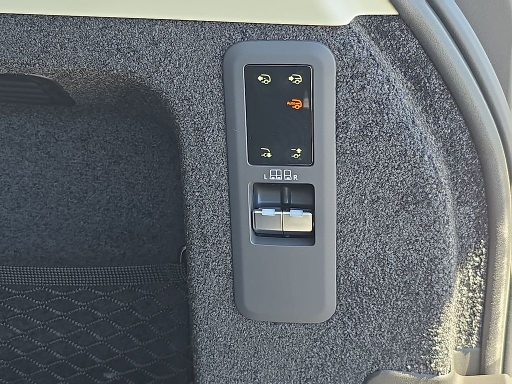 New 2026 Ostuni Pearl White Land Rover SE image 15