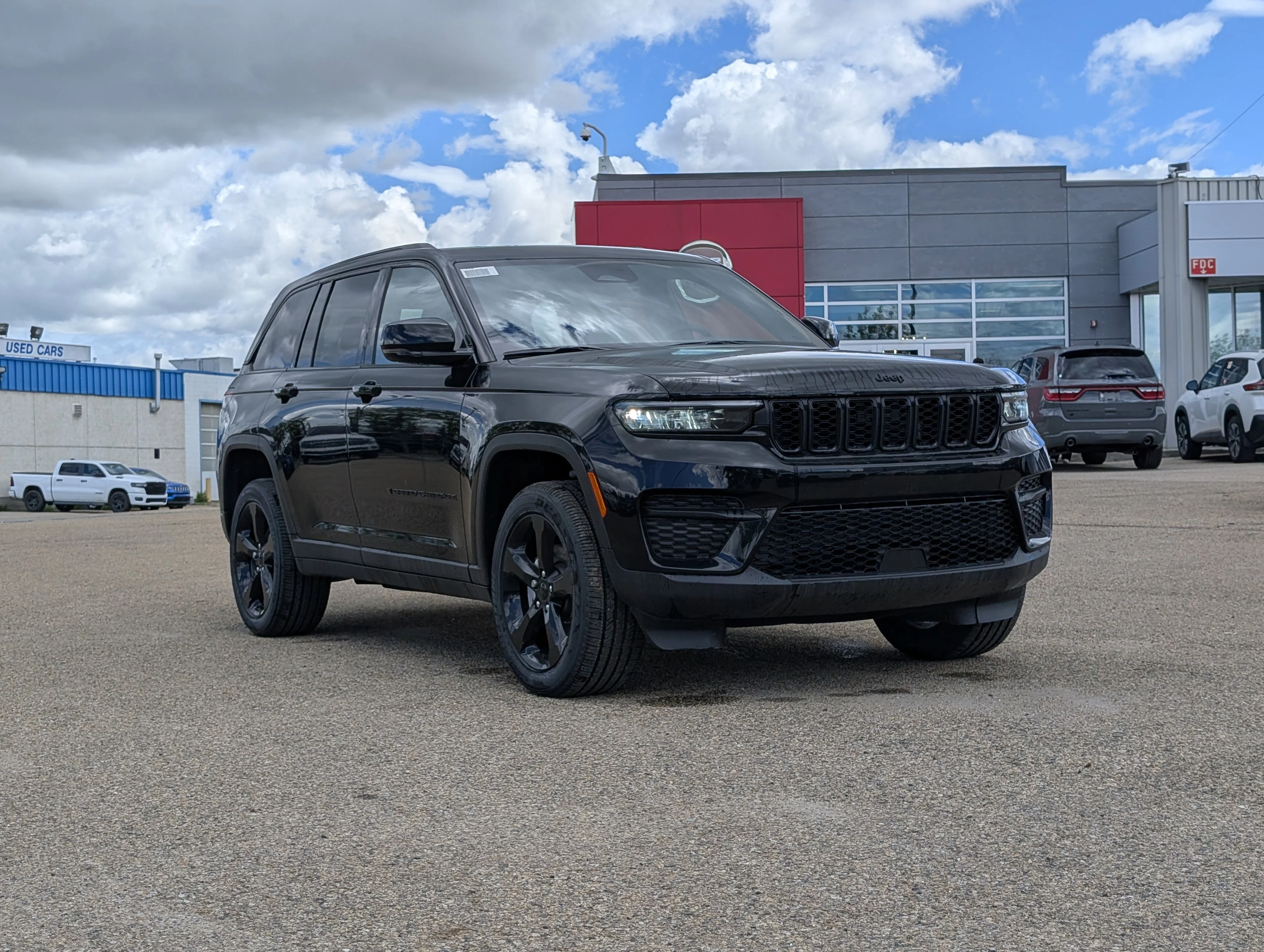 New 2025 Diamond Black Crystal Pearl Jeep Altitude image 9