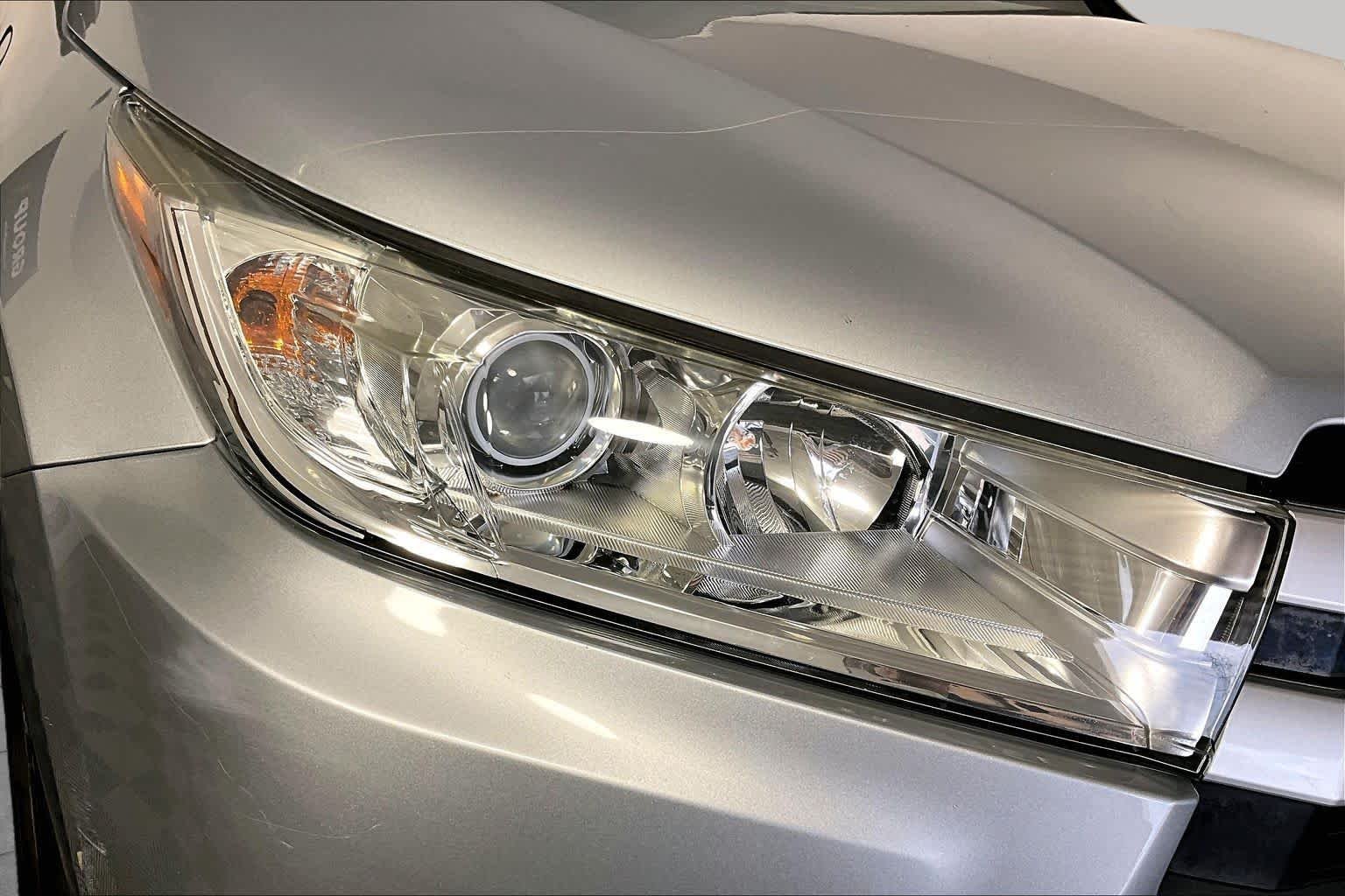 Used 2019 Celestial Silver Metallic Toyota XLE image 27