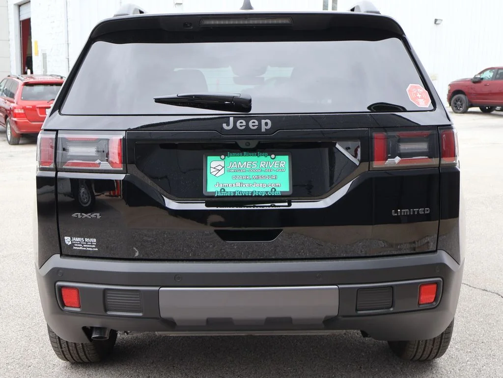 New 2026 Diamond Black Crystal Pearl-Coat Exterior Paint Jeep Limited image 4