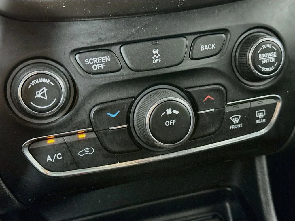 Used 2016 Black Jeep Latitude image 18
