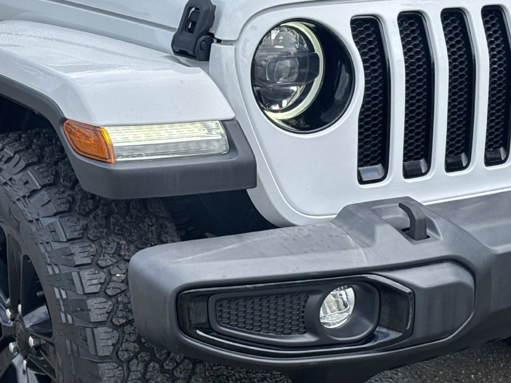 Used 2023 White Jeep Altitude image 3