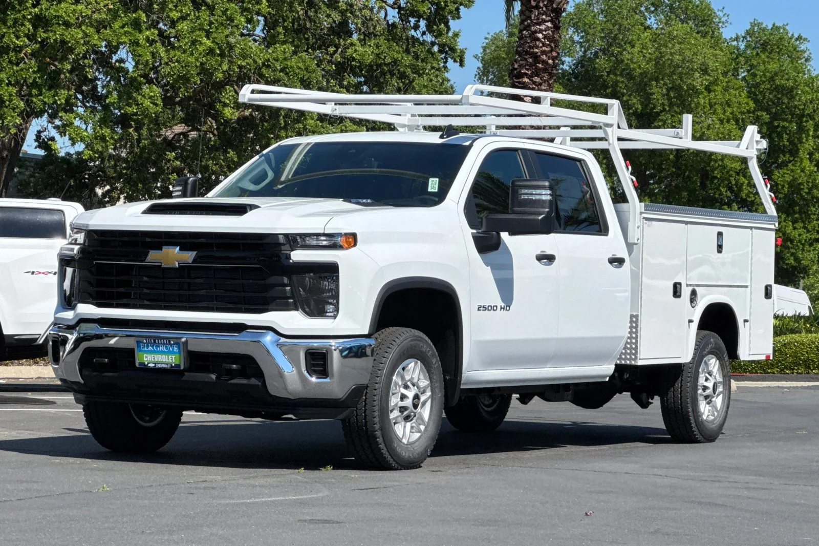 New 2026 Summit White Chevrolet WT image 7