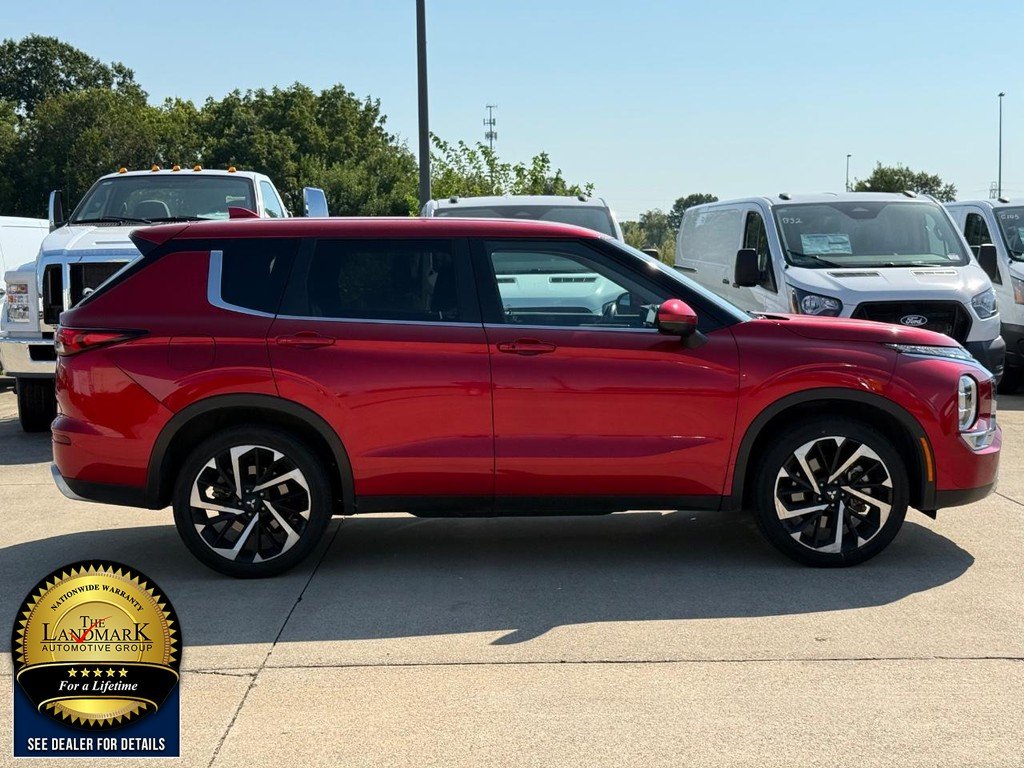 Used 2024 Red Diamond Mitsubishi SE Black Edition FWD image 4