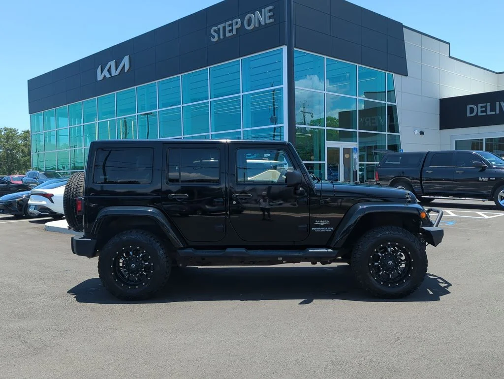 Used 2014 Black Jeep Unlimited Sahara image 8