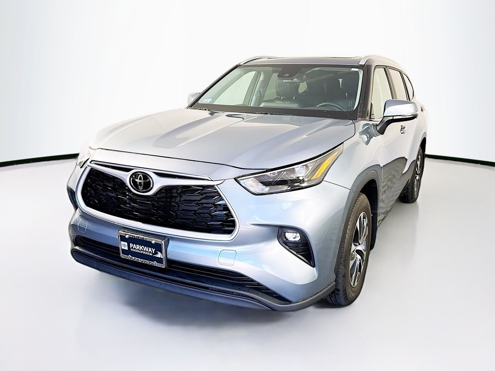 Used 2023  Toyota XLE image 3