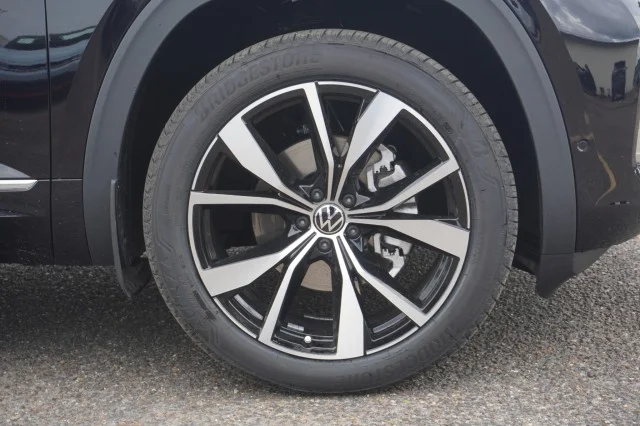 New 2026 Deep Black Pearl Volkswagen 2.0T SEL Premium R-Line image 5