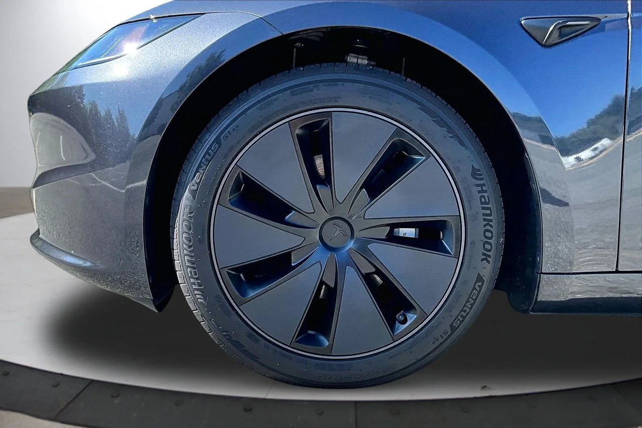 Used 2025  Tesla Long Range image 32