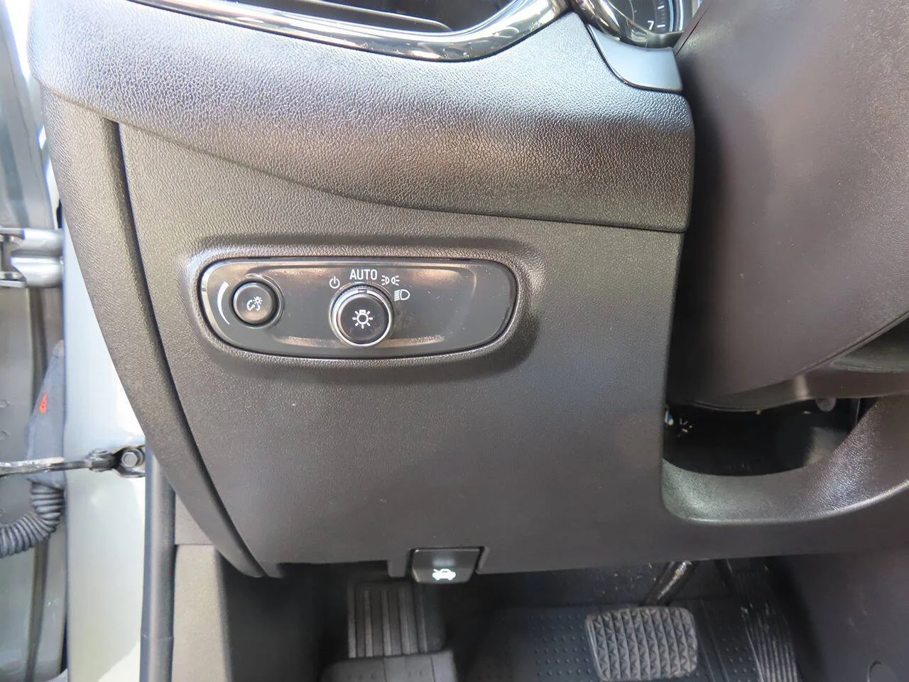 Used 2024 Sterling Gray Metallic Chevrolet RS 4x4 4dr SUV image 13