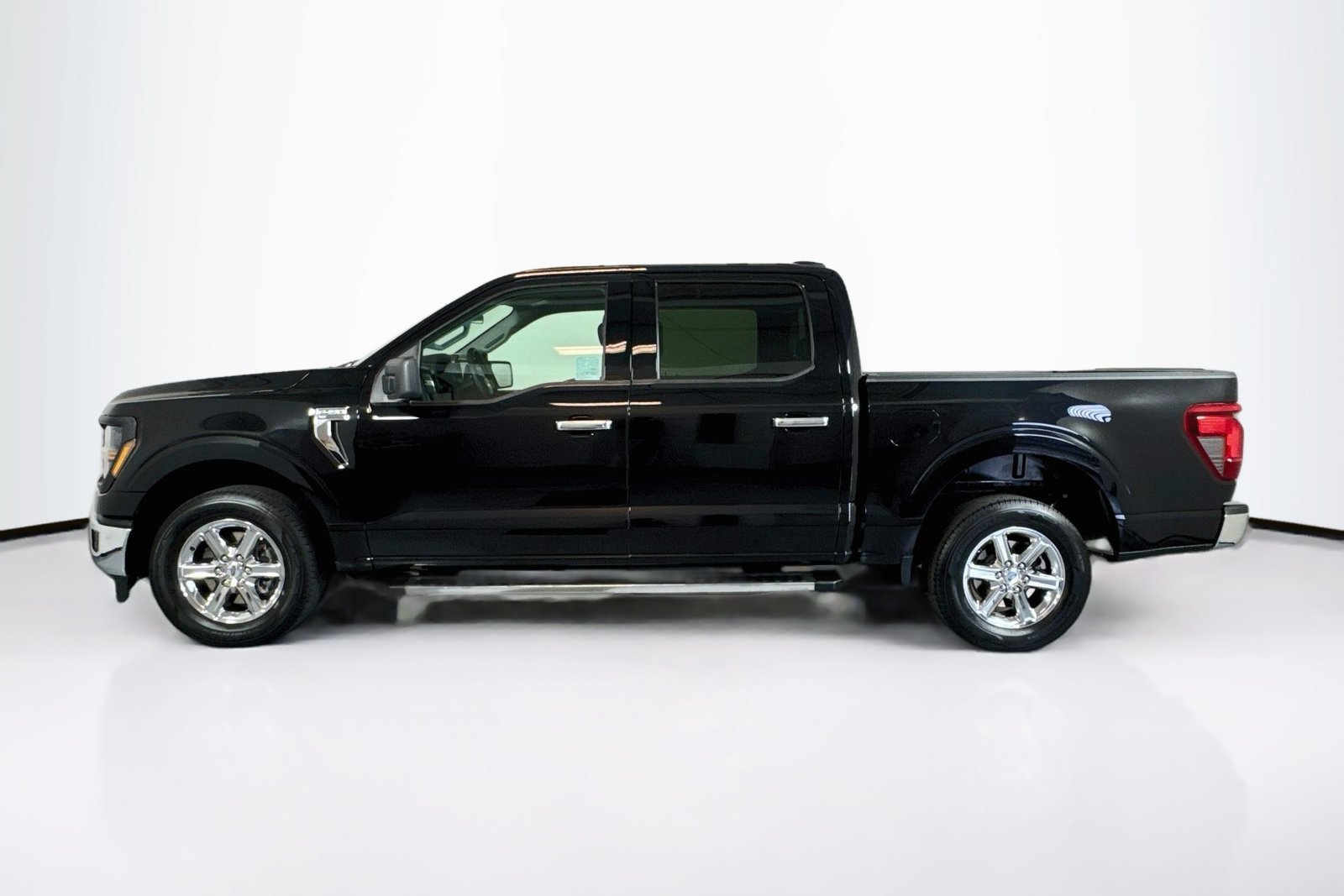 Used 2025 Agate Black Metallic Ford XLT image 8