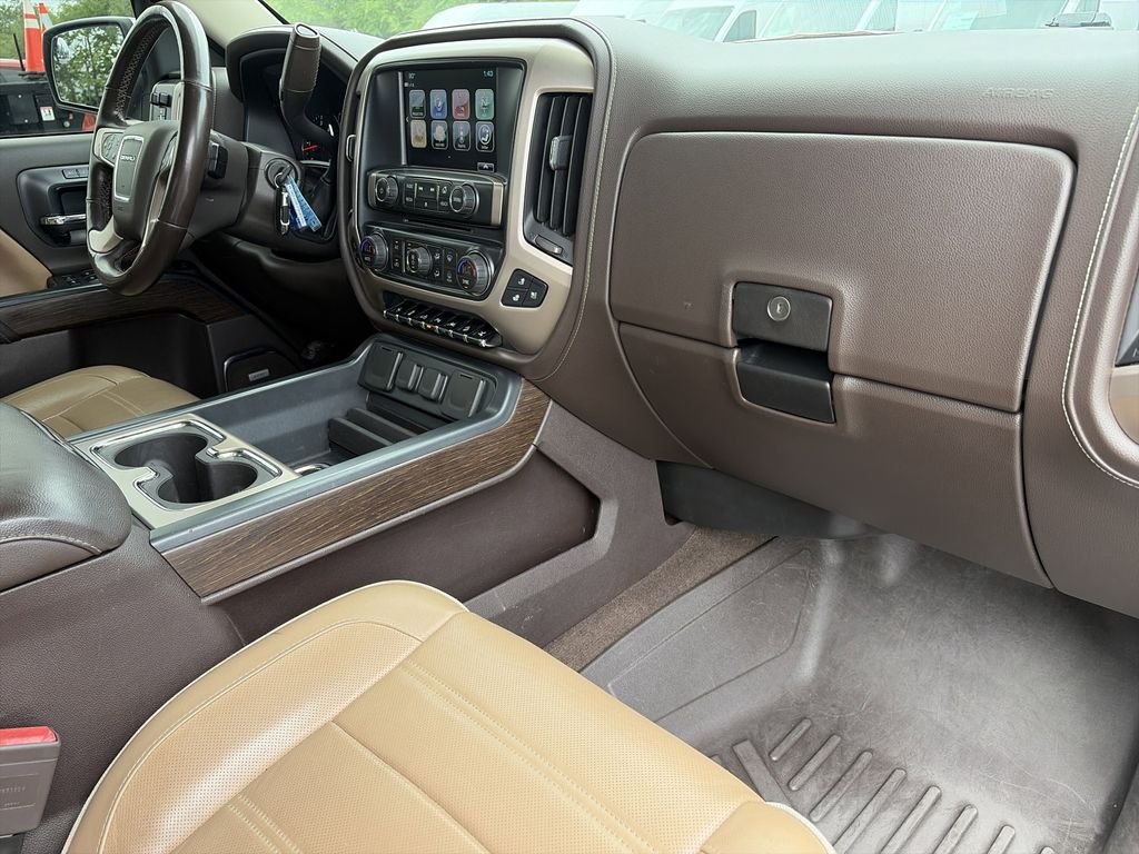 Used 2017 White GMC Denali image 32