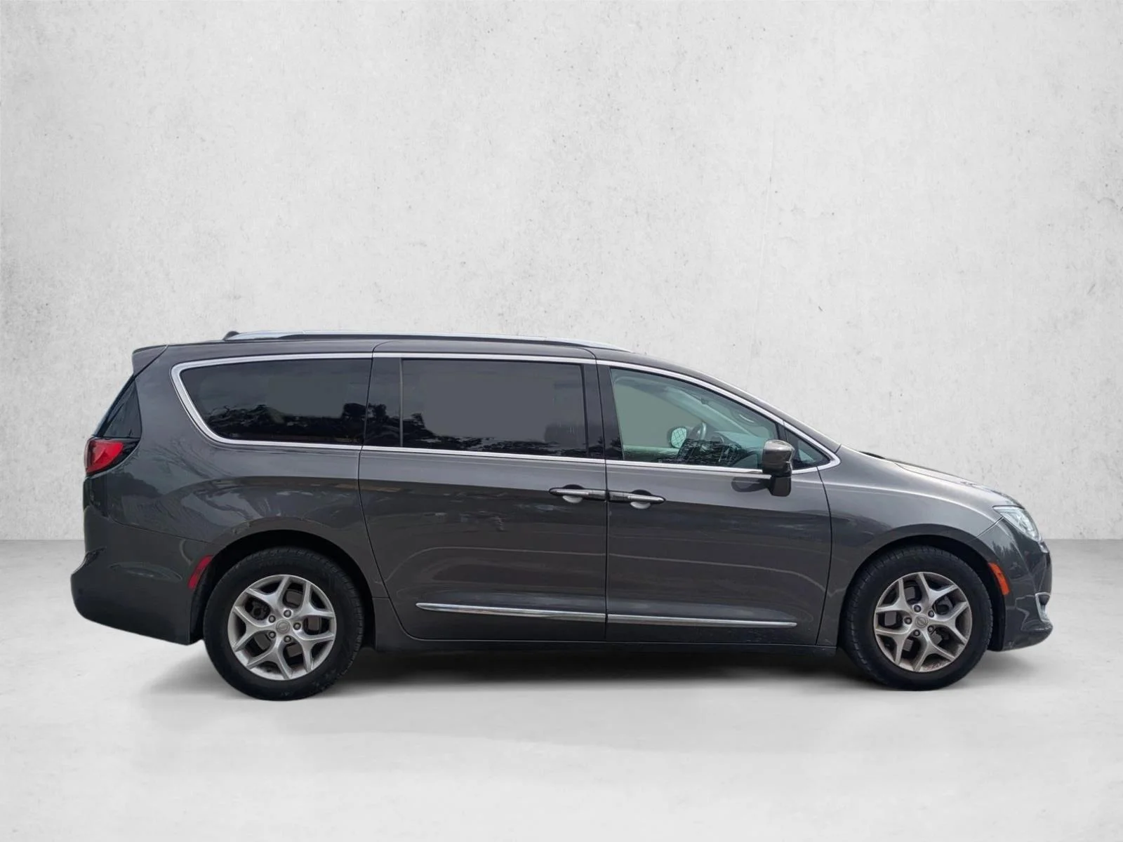 Used 2017 Granite Crystal Metallic Clearcoat Chrysler Touring-L Plus image 4