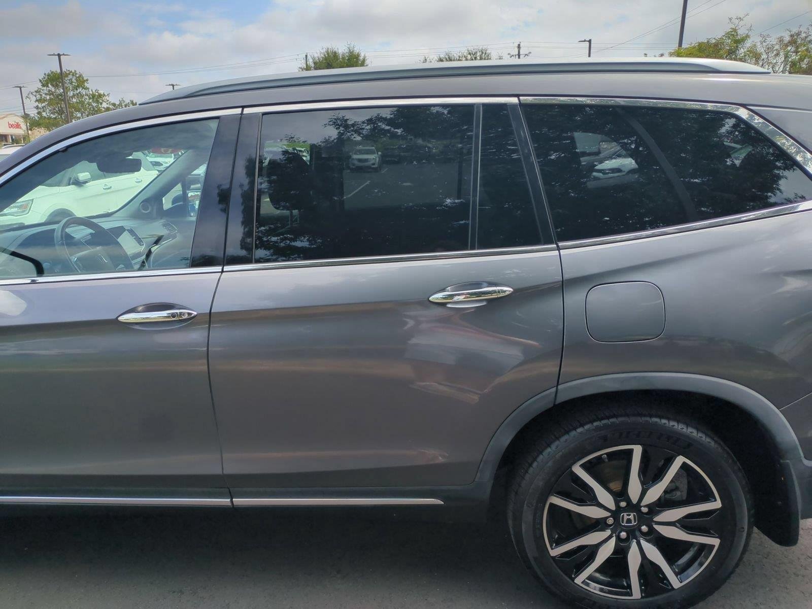 Used 2019 Modern Steel Metallic Honda Touring 8-Passenger image 33