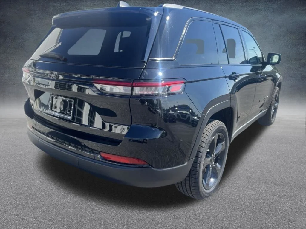 Used 2023 Black Jeep Altitude X image 5