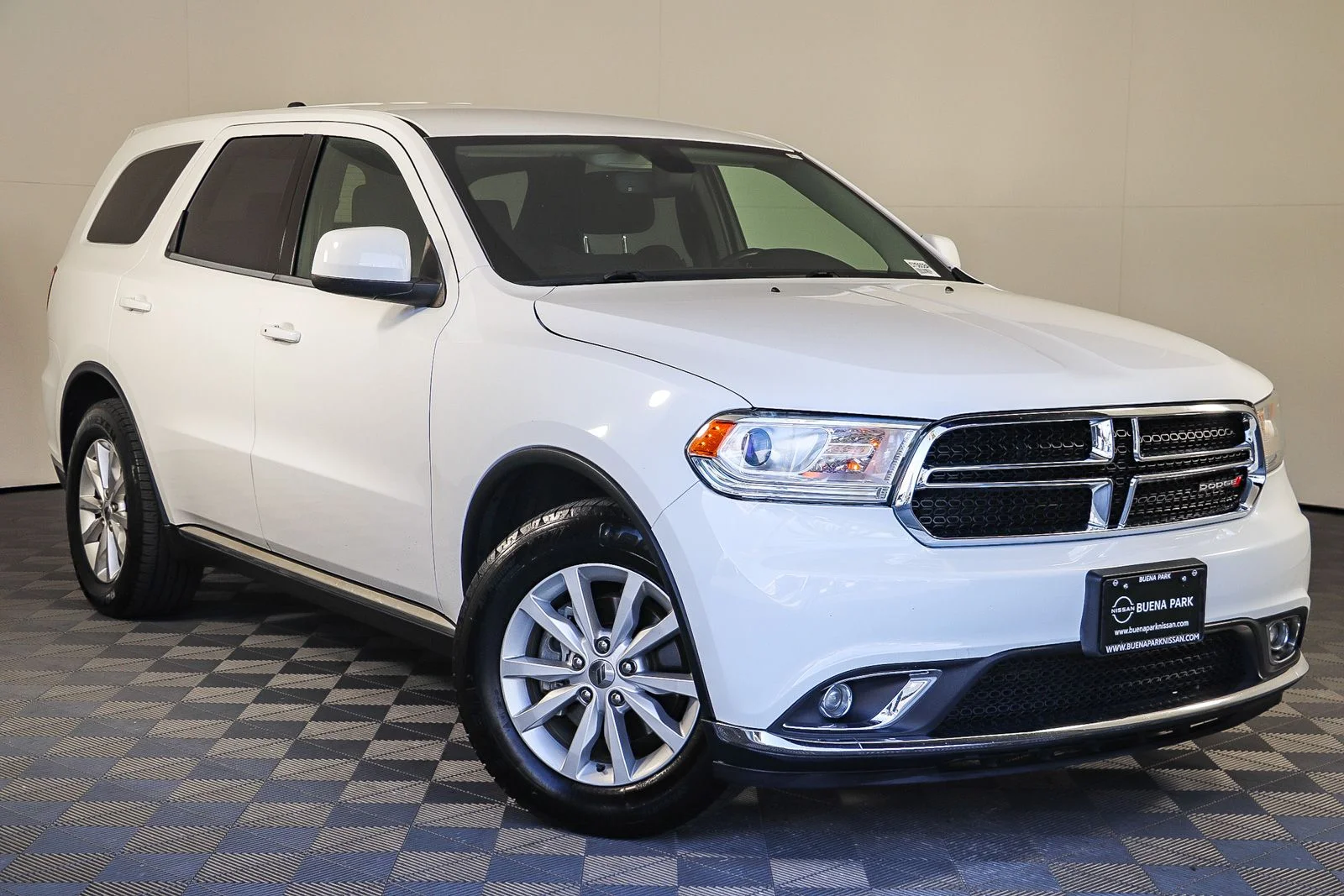Used 2019 White Dodge SXT image 1