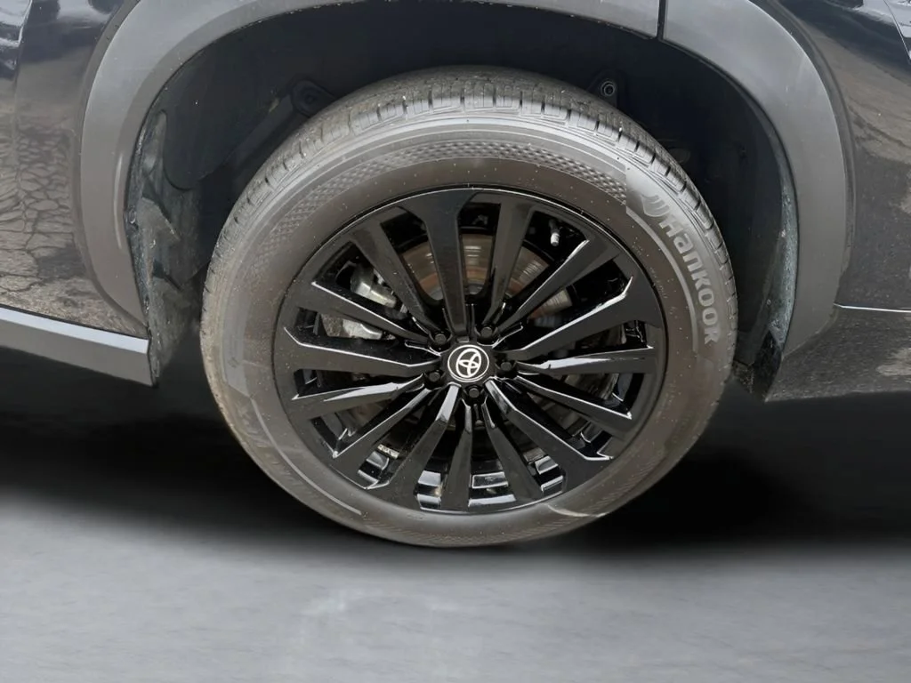 Used 2023  Toyota L image 37