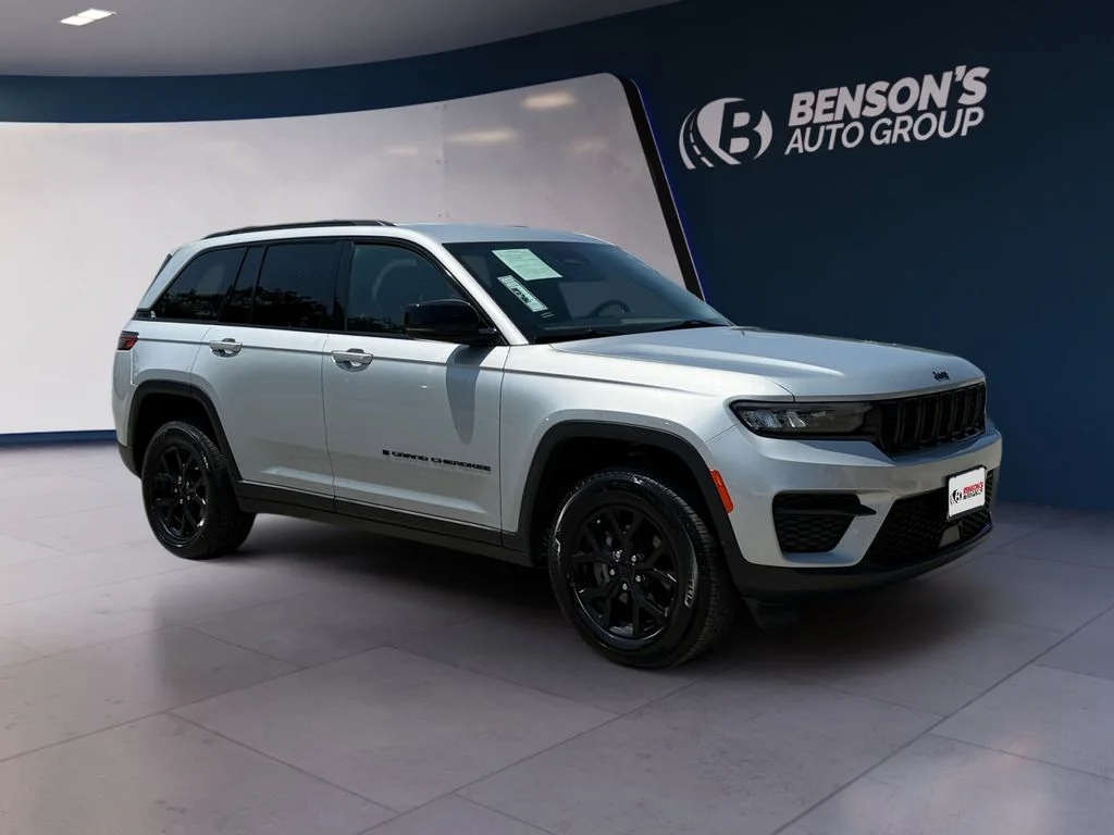 Used 2025 Silver Jeep Altitude image 7