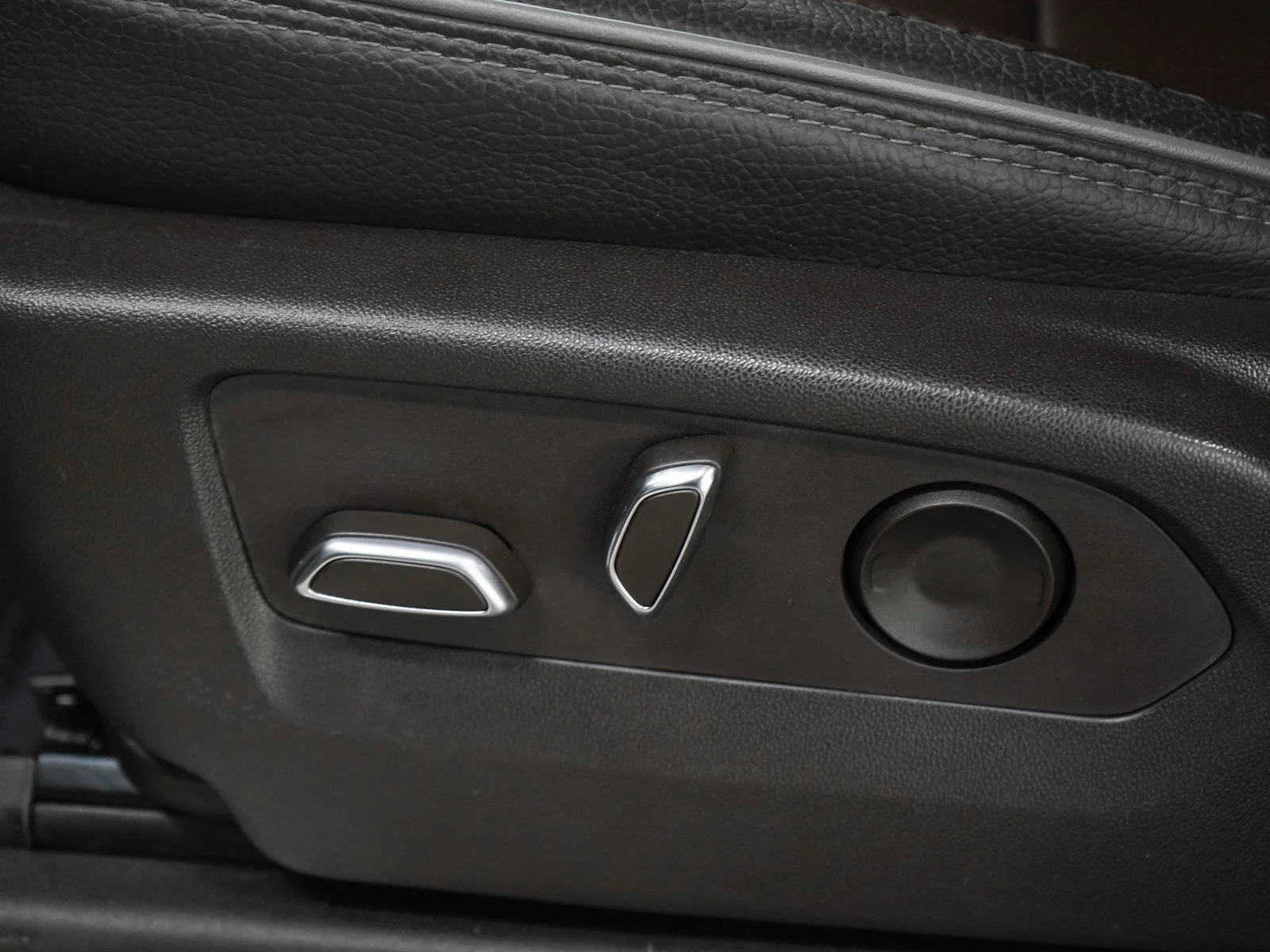 Used 2023 White Frost GMC Denali image 23