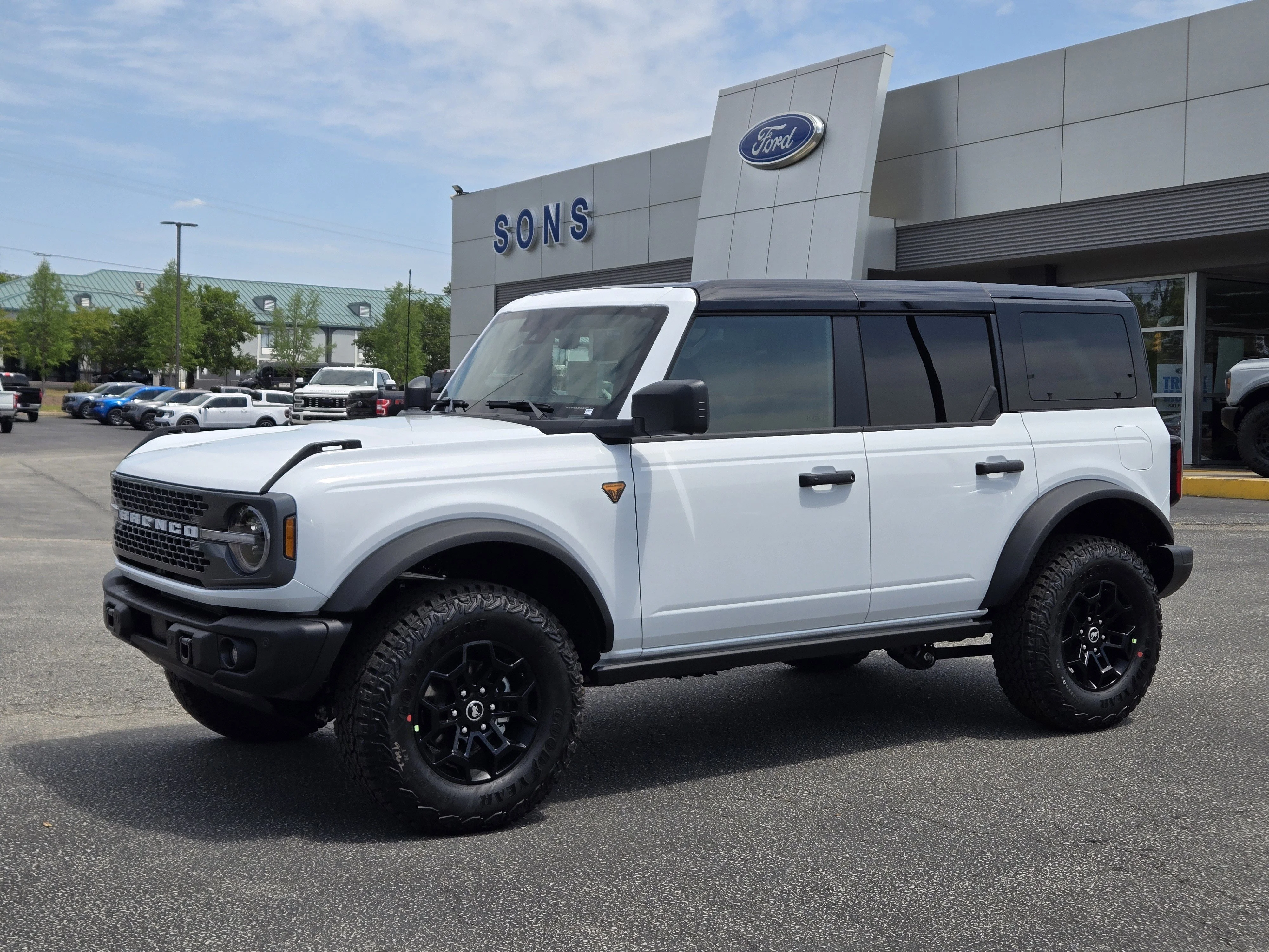 New 2026 Oxford White FORD Badlands image 2