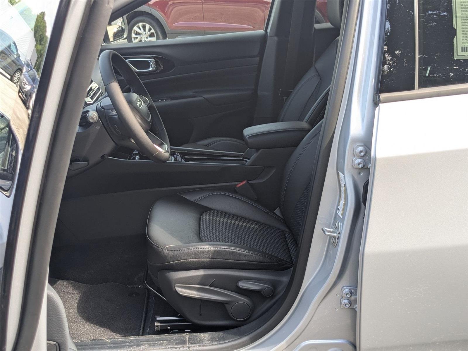 New 2026 Silver Zynith Metallic Clearcoat Jeep Latitude Altitude image 10
