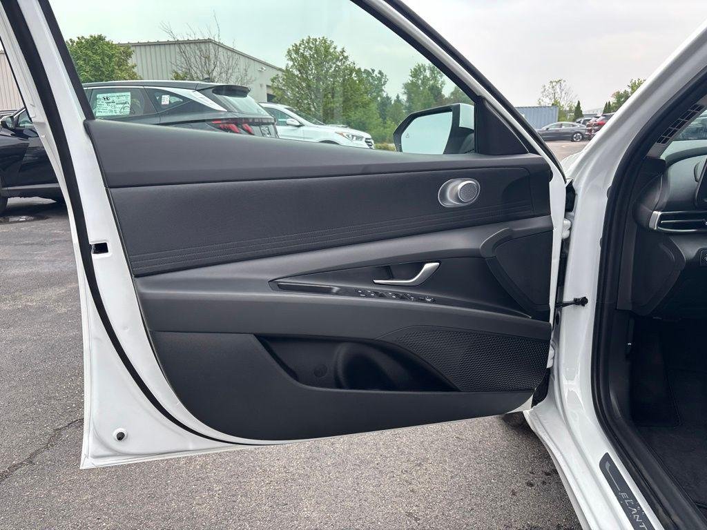 New 2026 White Hyundai SE image 9