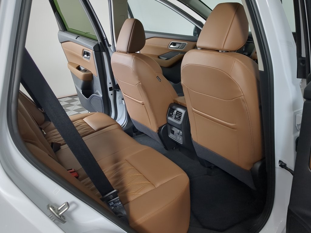 New 2026 Everest White Pearl TriCoat / Super Black Two-tone Nissan Platinum image 24